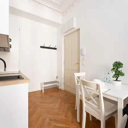 Luxury Design On Poznanska Street In The Center Of Varsó